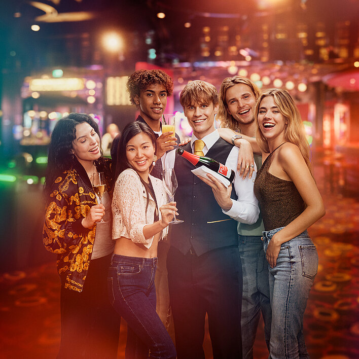 Casino Gruppe Fun & Friends All-in-one und Mitarbeiter mit Flasche Sekt
