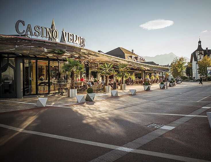 Casino Velden mit Casinoplatz bei Abenddämmerung