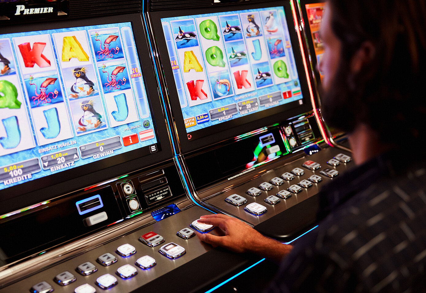 Mann sitzt vor einem Spielautomat im Casino