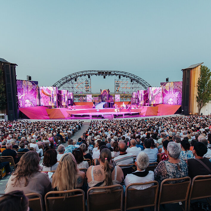 Seefestspiele Mörbisch Publikum und Bühne - Ein Käfig voller Narren