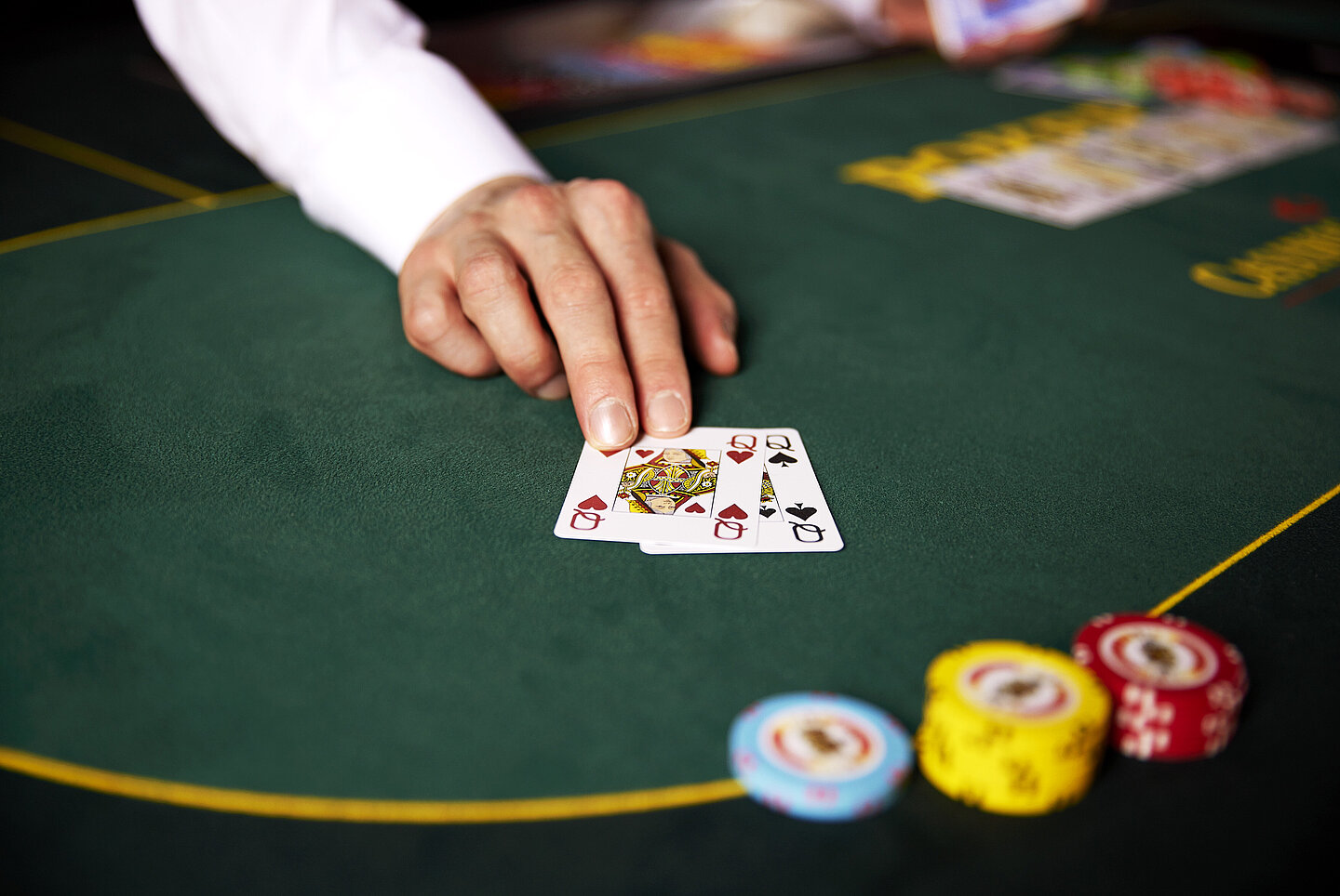 poker cards 2 queens