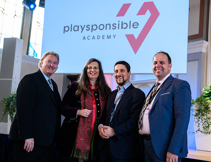Gen.Dir. Erwin van Lambaart, Mag. Dr. Gabriela-Maria Straka, Mag. Philipp Gaggl, BA, und Mag. Arno Nagelschmied bei der Playsponsible Academy der Casinos Austria und Österreichische Lotterien Gruppe