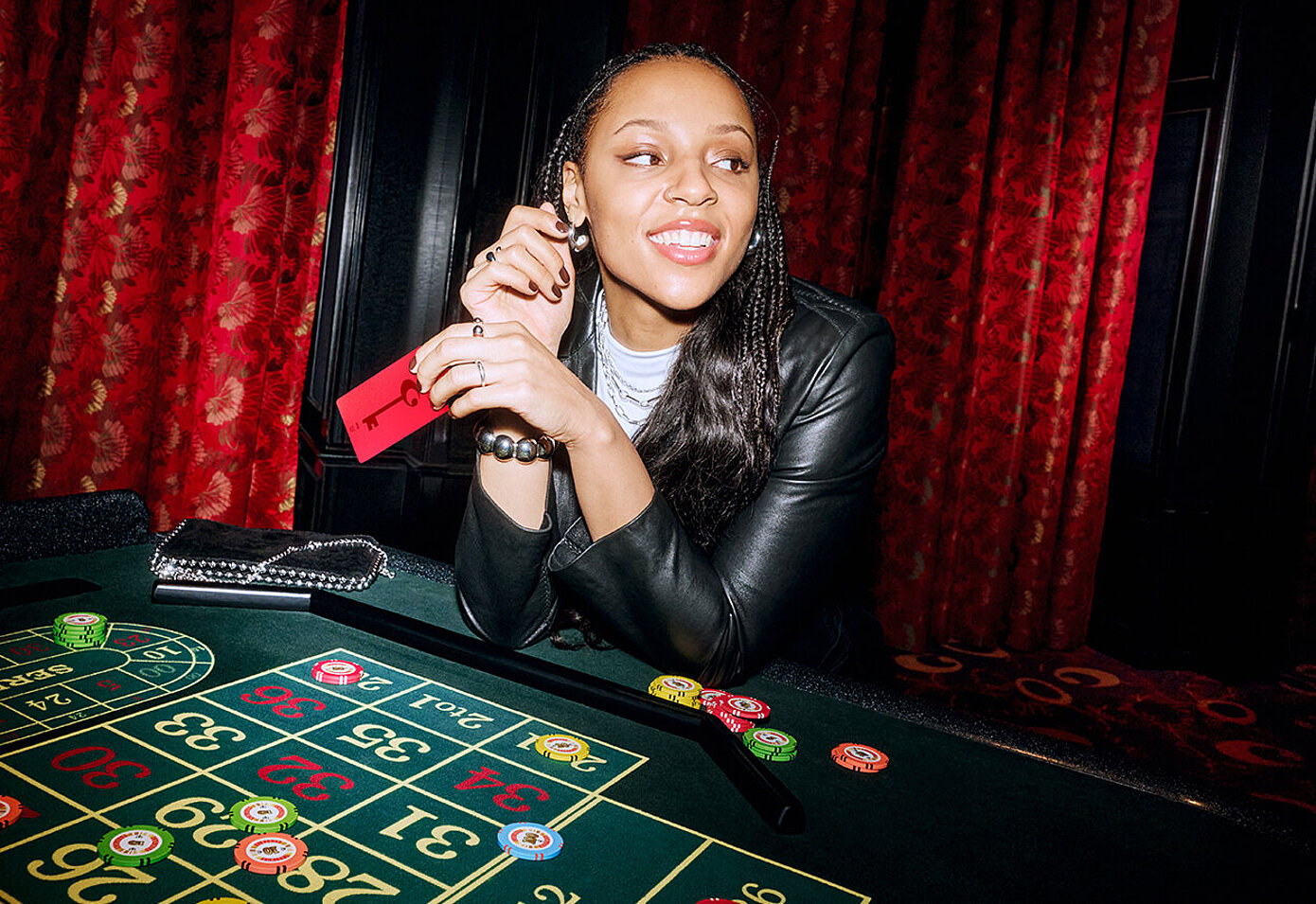 Frau sitzt am Roulette Tisch mit RED Member Card