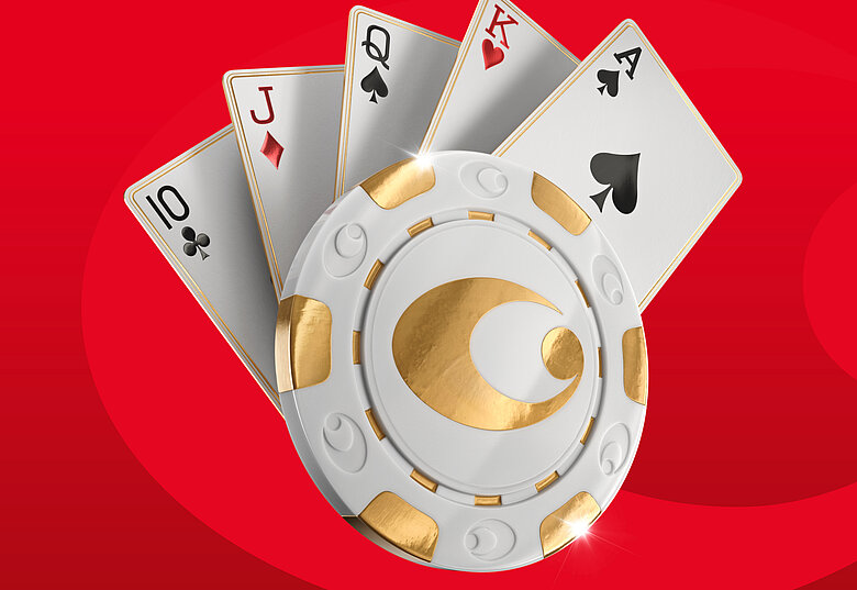 Poker-Hand mit Karten und einem gold-weißen Jeton auf rotem Hintergrund.