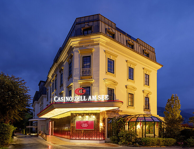 Casino Zell am See Aussenansicht bei Nacht