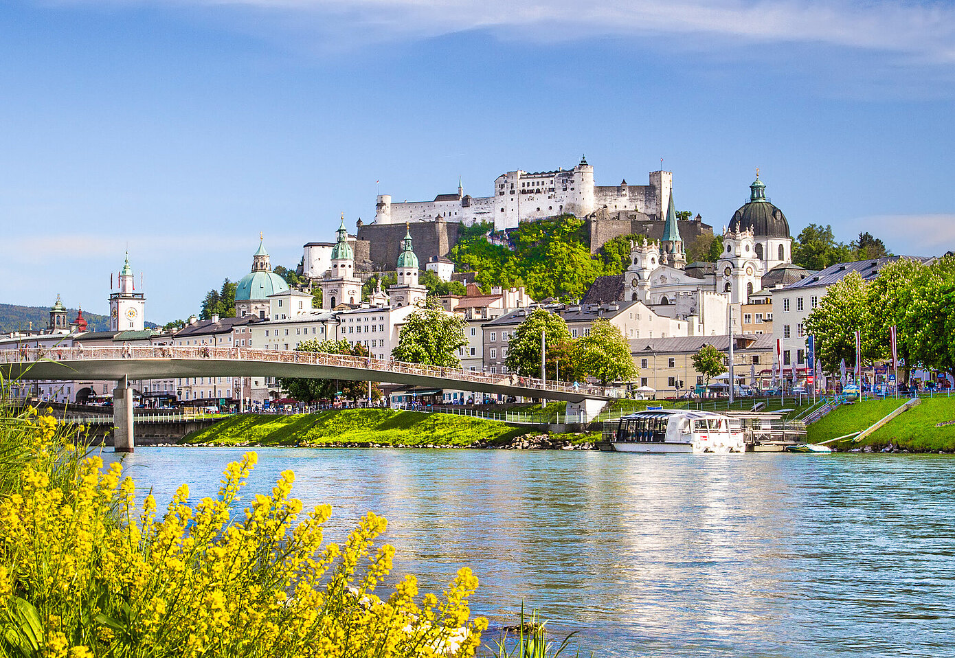 Festung Hohen Salzburg mit Salzach im Vordergrund