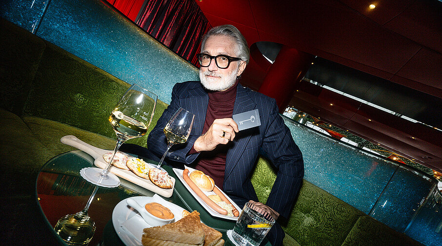 Mann mit PLATINUM Member Card Snacks