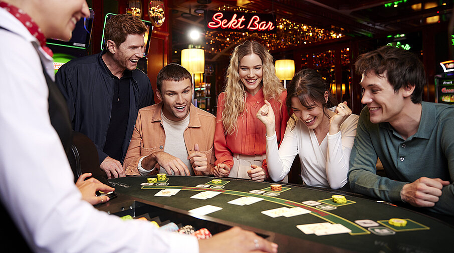 Gruppe von Menschen spielt Black Jack