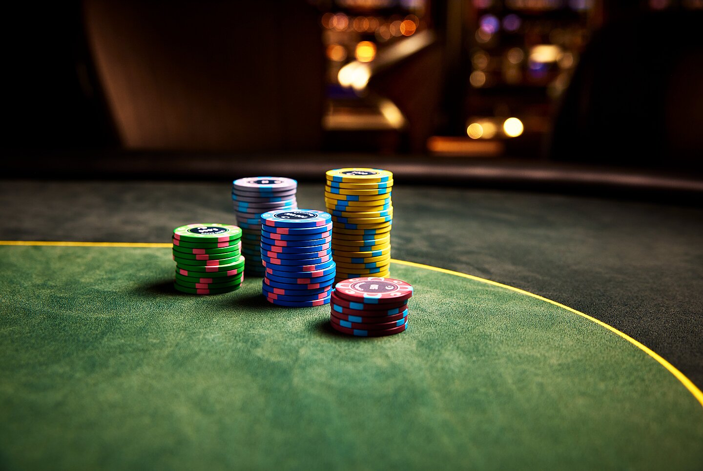 Pokertisch mit Turnierjetons