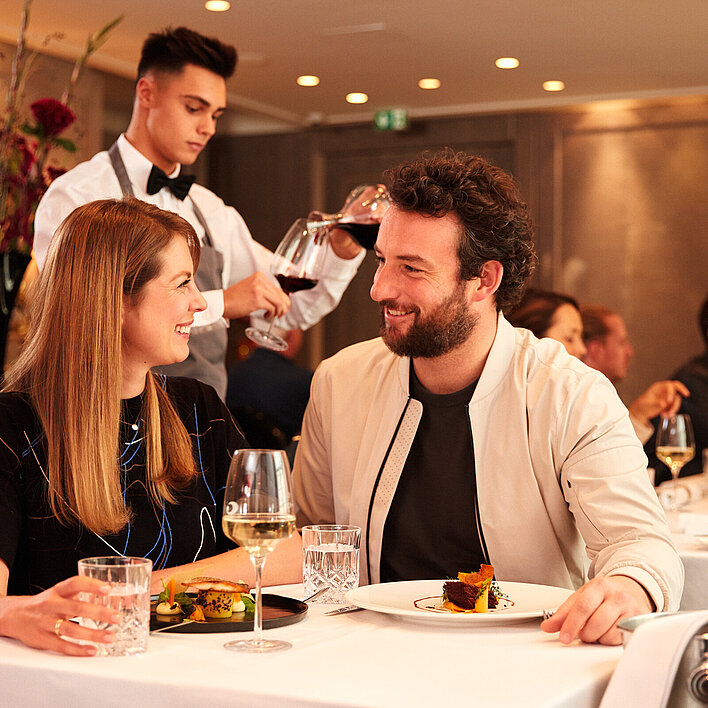 Paar genießt einen romantischen Abend im Casino Restaurant