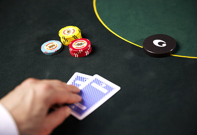 Pokerkarten auf dem Pokertisch