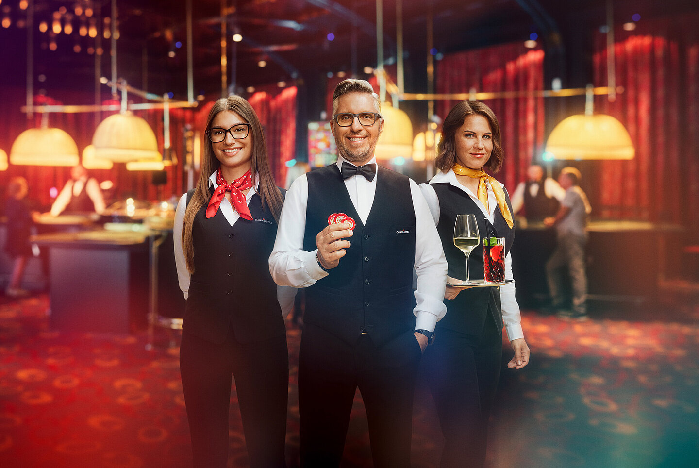 Mitarbeiter und Mitarbeiterinnen im Casino Spielsaal