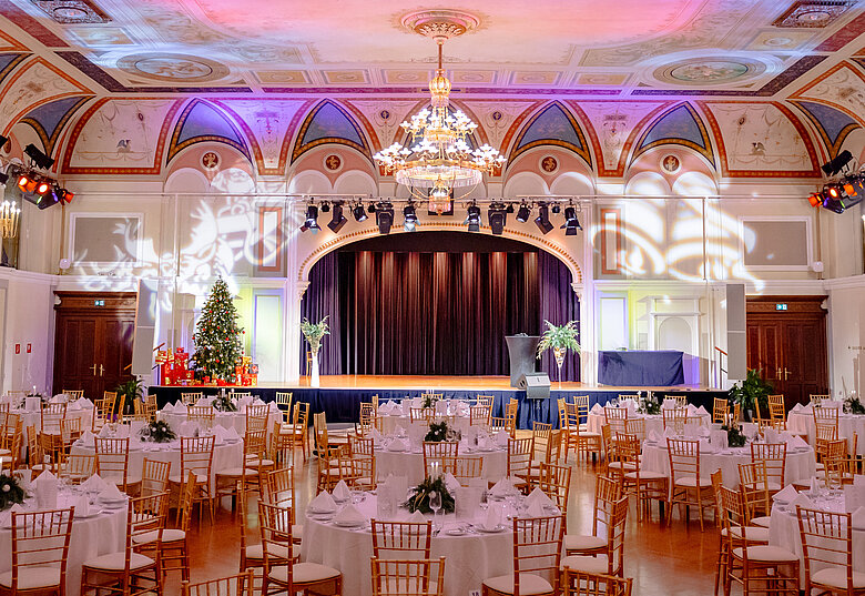 Weihnachtlich dekorierter Festsaal