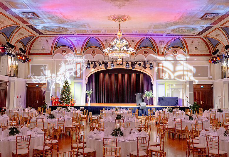 Weihnachtlich dekorierter Festsaal