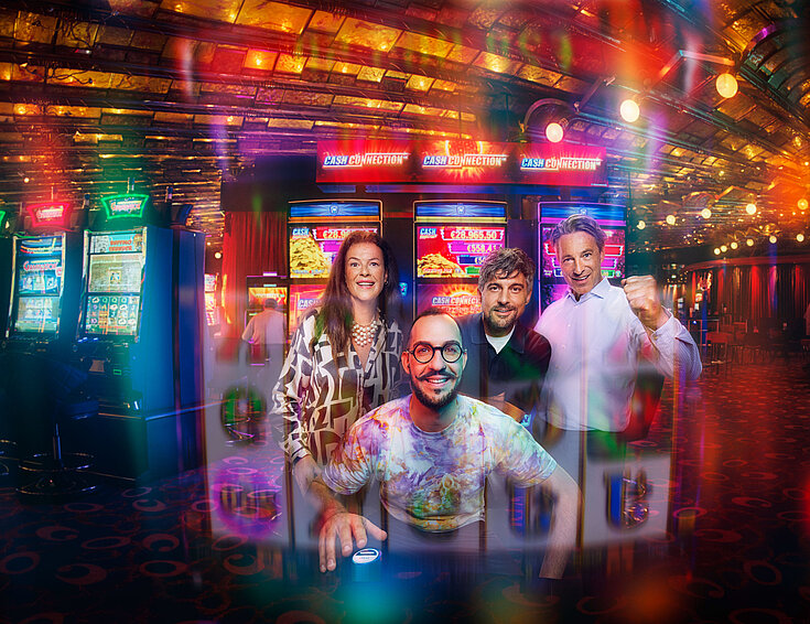 Menschengruppe vor einem Spielautomaten