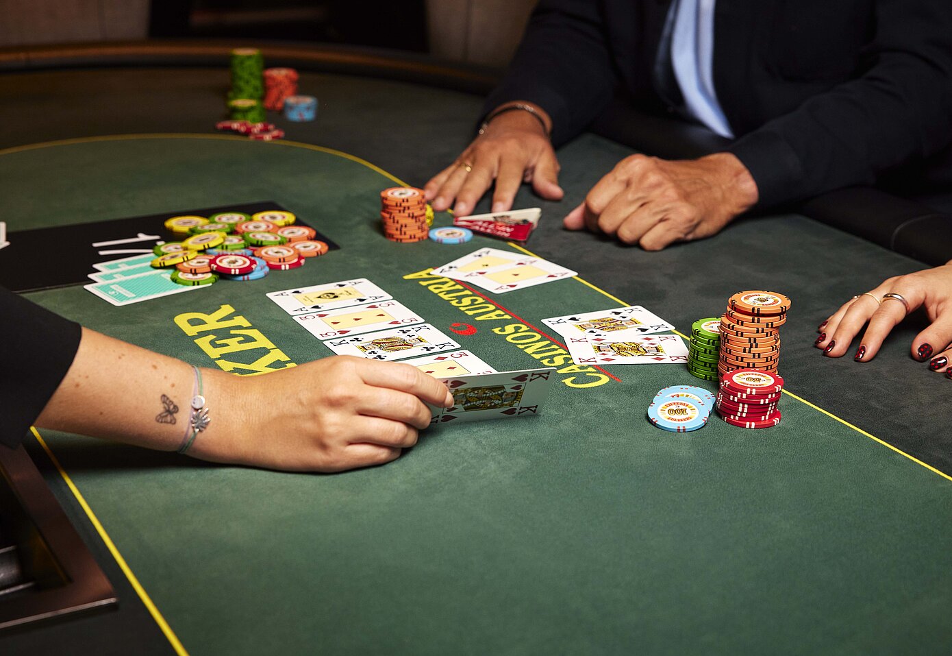 Poker Tisch mit halb verdeckter Könings-Karte