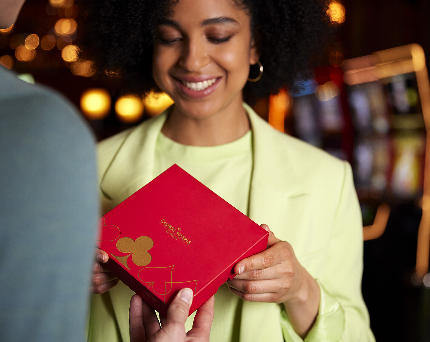 Paar mit roter Casino Geschenkbox