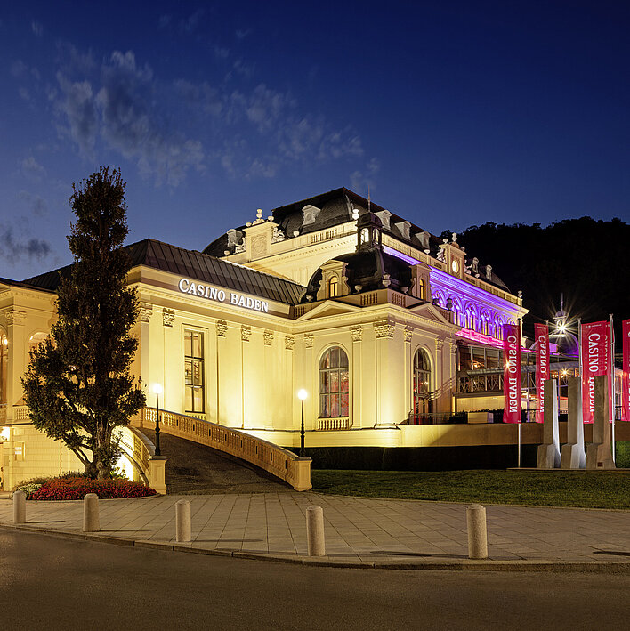 Casino Baden Außenansicht bei Nacht