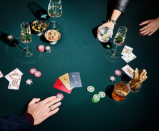 Tisch mit Members Club Kartenfächer und Händen