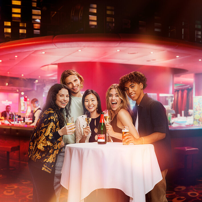 Fun & Friends Gruppe mit Getränken vor der Casino Bar