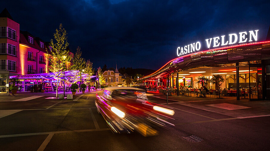 Auto fährt am Casino Velden vorbei