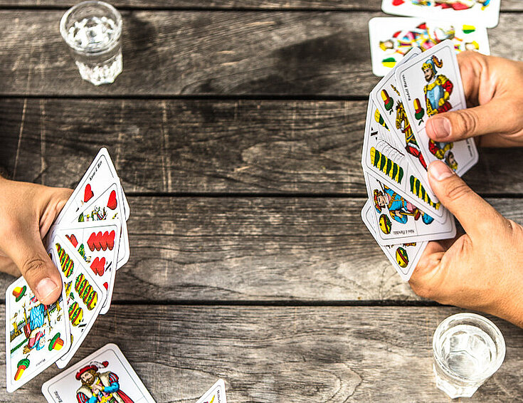 Zwei Spieler mit Schnapskarten für das Turnier im Casino Linz