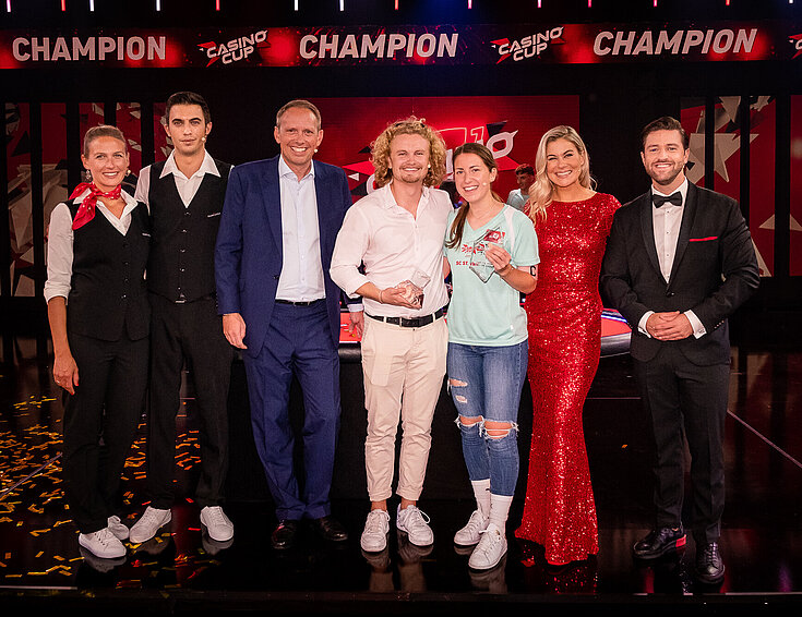 Croupiers von Casinos Austria, Dieter Türmer (Senior Manager Marketing & Customer Management bei Casinos Austria), Kabarettist Paulus von Dr. Bohl, Alissa L. vom Siegerteam SC St. Veit mit dem PULS 4 Moderationsduo Dori Bauer & Alex Kratki (v.l.n.r.)